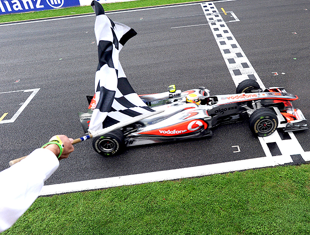 Hamilton, recebe bandeirada. GP Bélgica de Fórmula 1 (Foto: AFP)