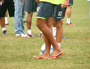 Diogo, tornozelo esquerdo enchado. Flamengo