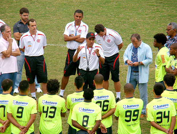 Silas e Zico com jogadores. Flamengo