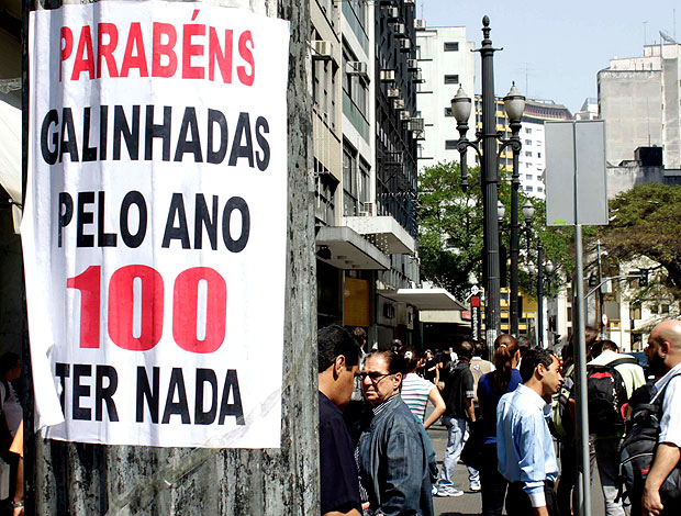 cartaz com deboche do Centenário do Corinthians