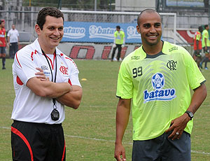 Emerson Buck, preparador físico do Flamengo, ao lado de Deivid