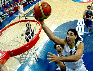 Luis Scola no jogo da Argentina contra a Sérvia no mundial de basquete