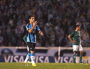 Jonas na partida do Grêmio contra o Guarani