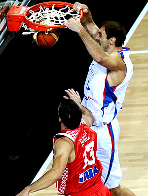 Nenad Krstic da Sérvia na partida contra a Croácia no mundial de basquete