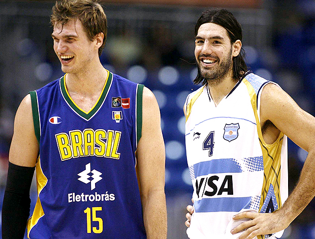 Tiago Splitter e Luis Scola em amistoso de basquete 2009
