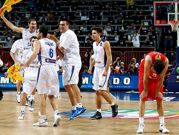equipe da Sérvia comemora vitória sobre a Espanha no mundial de basquete
