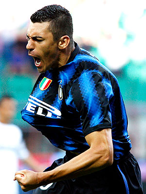 Lucio comemora gol da Inter de Milão (Foto: AP)