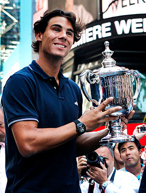 Nadal posa com o troféu do US Open em Nova York