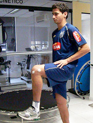 Ganso realiza  fisioterapia no Santos