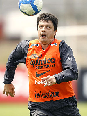 Adilson Batista jogando bola no treino do Corinthians