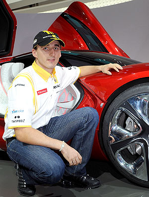 Kubica no salão de carros em Paris (Foto: Getty Images)