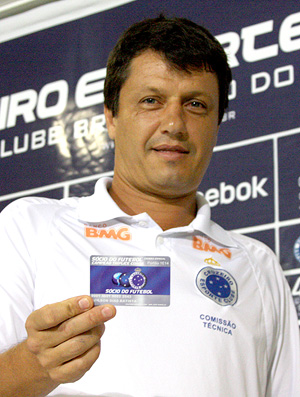 Adilson Batista com a carteirinha de sócio do Cruzeiro