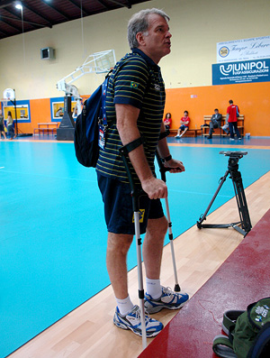 Bernardinho tira robocop pela primeira vez em treino da seleção brasileira de vôlei