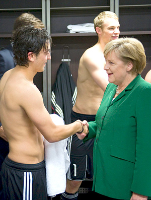 Chanceler da Alemanha Angela Merkel cumprimenta Özil no vestiário depois do jogo entre Alemanha e Turquia