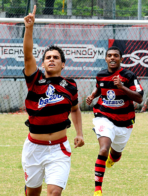 Pedrinho comemora gol da vitória do Fla no juvenil
