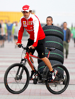 Fernando Alonso de bicicleta no circuito do GP da Coréia F1