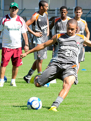 Wellington Silva chuta e Muricy olha no treino do Fluminense 04/05/10