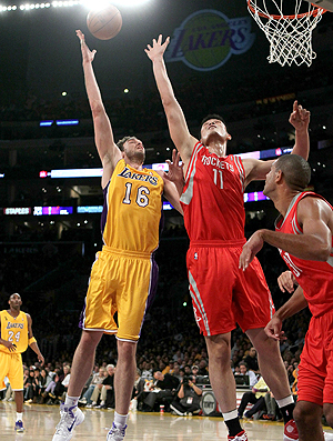 Pau Gasol, Los Angeles Lakers, tenta fazer a cesta marcado por Yao Ming, Hosuton Rockets