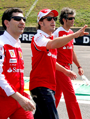 Fernando Alonso anda pela pista de Interlagos a pé