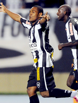 jobson e somalia comemoram gol do botafogo sobre o atlético-go