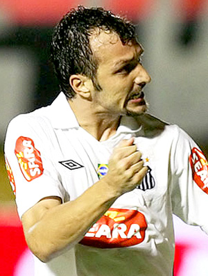 Edu Dracena jogador do Santos no jogo contra o Vitória (Foto: Divulgação / Site Oficial do Santos FC)