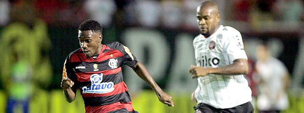 Guilherme Negueba em lance do jogo entre  Flamengo e Atlético-PR