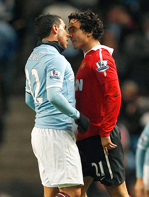 Tevez e Rafael no jogo entre Manchester City e Manchester United (Foto: Reuters)