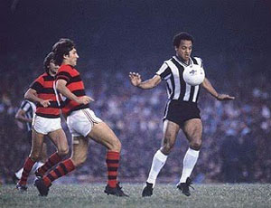 Zico e Reinaldo na disputa entre Flamengo e Atlético-MG em 1980