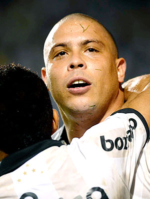 Ronaldo comemora gol do Corinthians contra o Cruzeiro