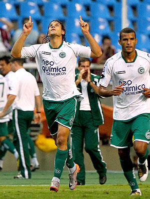 Rafael Moura comemora gol do Goiás contra o Fluminense