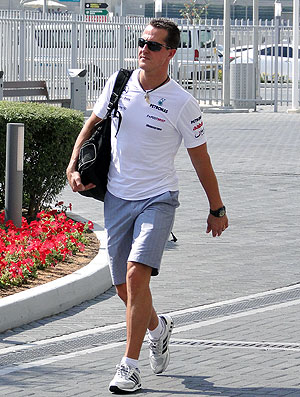 Schumacher nos boxes do GP de Abu Dhabi