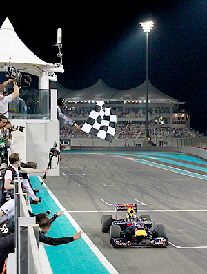 sebastian Vettel RBR do gp de Abu Dhabi bandeirada