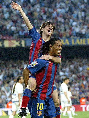 Ronaldinho Gaucho e Messi no Barcelona (Foto: Reuters)