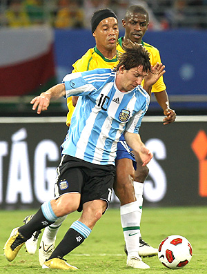 Messi e Ronaldinho Gaúcho na partida entre Brasil e Argentina