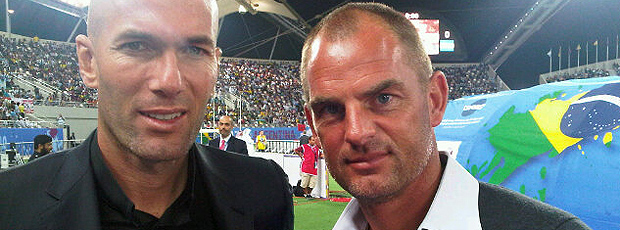 Zidane e Ronald de Boer estão no Khalifa stadium