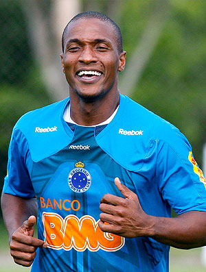 Gilberto no treino do Cruzeiro  (Foto: Washington Alves / VIPCOMM)