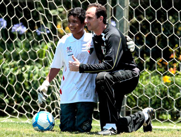 Rogério Ceni posa com o garoto Carlos Roney no São Paulo