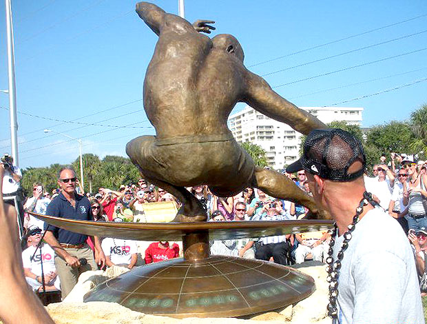 Kelly Slater ganha estátua na Flórida