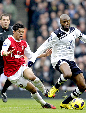 Denilson em lance do jogo entre Arsenal e Tottenham