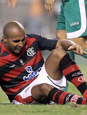 Deivid caído na partida do Flamengo contra o Guarani