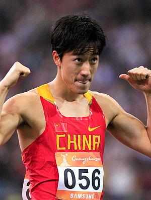 Liu Xiang comemora vitória nos Jogos Asiáticos (Foto: Reuters)
