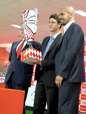 Giuliano, do Inter, recebe das mãos de Verón o prêmio de melhor jogador da Taça Libertadores