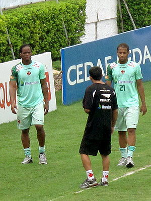 Bastos, Jumar e Magno no treino do Vasco
