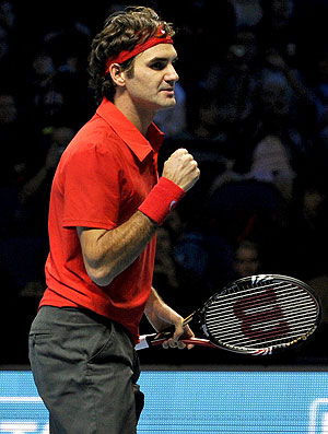 Roger Federer comemora vitória sobre Djokovic