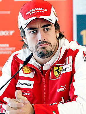 Alonso durante coletiva da Ferrari em evento