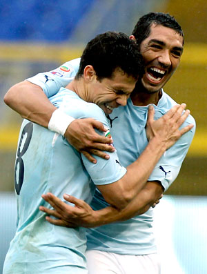 Hernanes e André Dias comemoram gol do Lazio