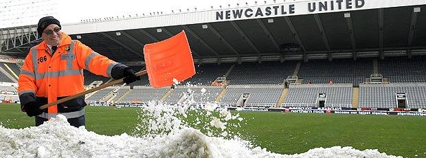 operário remove neve para partida entre Newcastle e Chelsea