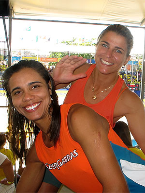 Juliana e Larissa comemoram vitória no Circuito Brasileiro de vôlei de praia