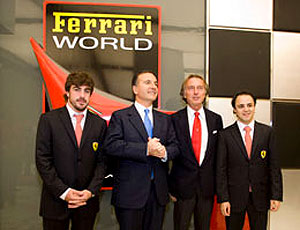 Massa e Alonso em festa do parque da Ferrari