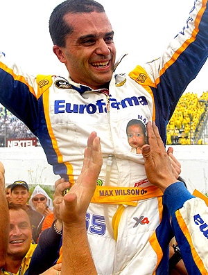 Stock Car: Max Wilson é carregado após ser campeão de 2010